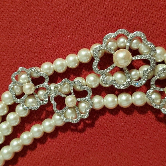 White faux pearl and rhinestone 3 strand floral statement necklace Wedding Prom - Picture 4 of 9